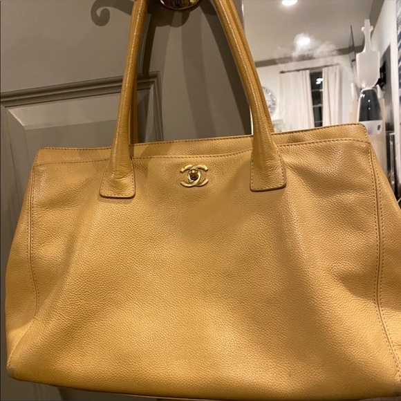 *RARE FIND*AUTHENTIC CHANEL TOTE BAG - Picture 2 of 14